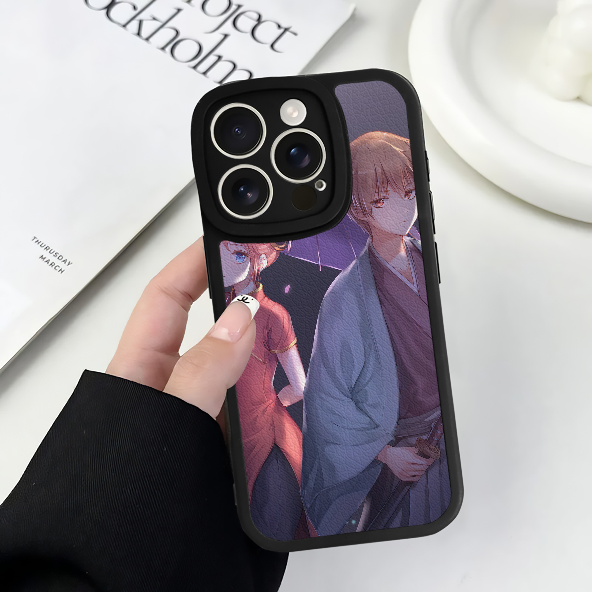 （画像用） ぎんたま 坂田銀時（さかたぎんとき） 神楽 志村新八（しむら しんぱち） GINTAMA Sakata Gintoki Kagura Shimura Shinpachi 【iPhone 16シリーズ対応】シリコンスマホケース（レザー調） 材質：シリコン